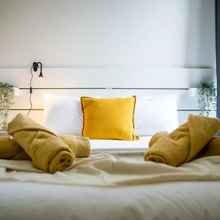 Yellow Two مونس